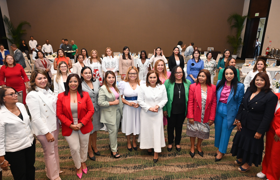 Comisión de Género del Congreso aboga por mayor representación política de la mujer en 2028