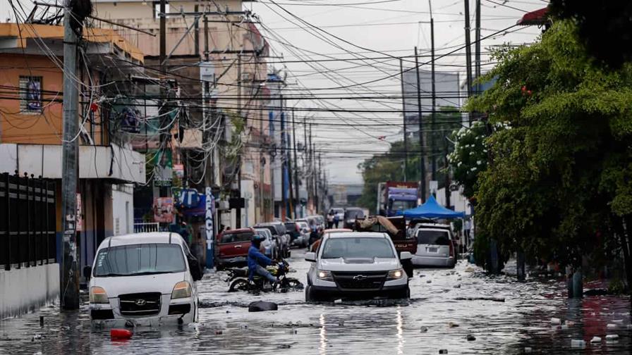 Lluvias intensas por vaguada provocan inundaciones y suspensiones en República Dominicana